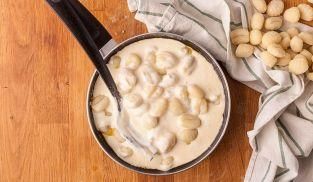 mantecare gli gnocchi in padella con la salsa