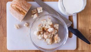 tagliare il pane a dadini tagliare il pane a dadini