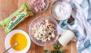 unire al pane il Galbanino a cubetti, il prosciutto cotto tritato e del prezzemolo unire al pane il Galbanino a cubetti, il prosciutto cotto tritato e del prezzemolo