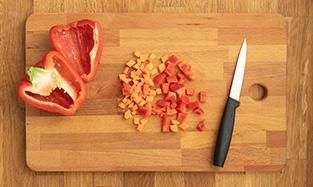 lavate ed asciugate il peperone rosso, apritelo con un coltello lavate ed asciugate il peperone rosso, apritelo con un coltello