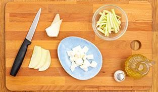lavare, mondare e ridurre a julienne le cime di finocchio, lavare, mondare e ridurre a julienne le cime di finocchio,