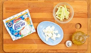tagliate la mozzarella a cubetti tagliate la mozzarella a cubetti