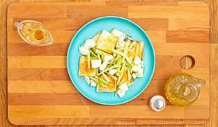 Concludete l'insalata cospargendola con i cubetti di formaggi Concludete l'insalata cospargendola con i cubetti di formaggi