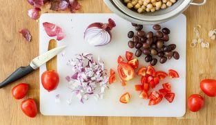 tagliare i pomodori e la cipolla tagliare i pomodori e la cipolla