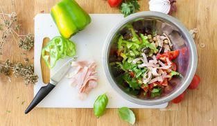 unire in una ciotola i pomodori, i ceci, i peperoni e il prosciutto cotto unire in una ciotola i pomodori, i ceci, i peperoni e il prosciutto cotto