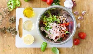 aggiungere all'insalta di ceci il succo di limone, l'olio e l'aceto aggiungere all'insalta di ceci il succo di limone, l'olio e l'aceto