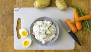 guarnire l'insalata russa con spicchi di uova guarnire l'insalata russa con spicchi di uova