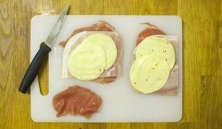 porre su ogni fettina di manzo il prosciutto cotto e il Galbanino