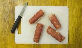 richiudere gli involtini con gli stecchini