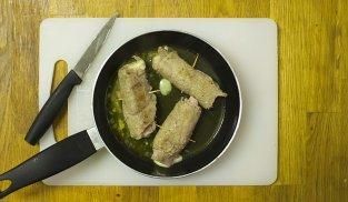 servire gli involtini di manzo ancora ben caldi