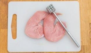battere la carne con il batticarne battere la carne con il batticarne