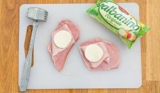 porre su ogni fettina di carne il prosciutto cotto e il Galbanino porre su ogni fettina di carne il prosciutto cotto e il Galbanino