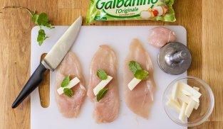 porre su ogni fettina di pollo il Galbanino e della menta porre su ogni fettina di pollo il Galbanino e della menta