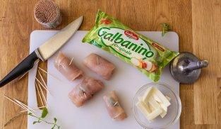 arrotolare la carne e chiuderla con degli stecchini arrotolare la carne e chiuderla con degli stecchini