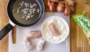 infarinare gli involti di pollo ripieni infarinare gli involti di pollo ripieni
