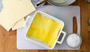 ricoprire la pasta con il pesto e la besciamella ricoprire la pasta con il pesto e la besciamella