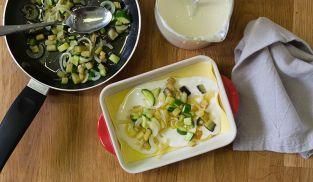 comporre gli strati di lasagna con verdure e besciamella comporre gli strati di lasagna con verdure e besciamella