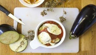guarnire le melanzane alla pizzaiola con il basilico
