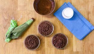 riempire i pirottini con la mousse riempire i pirottini con la mousse