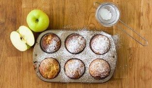 cospargere i muffin alle mele con lo zucchero a velo cospargere i muffin alle mele con lo zucchero a velo