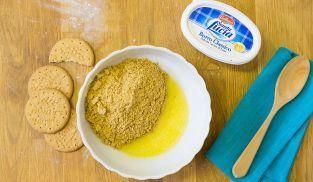 unire al burro fuso i biscotti tritati unire al burro fuso i biscotti tritati