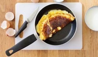 chiudere l'omelette a forma di mezza luna chiudere l'omelette a forma di mezza luna