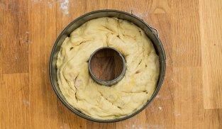 adagiare l'impasto in una teglia a ciambella adagiare l'impasto in una teglia a ciambella