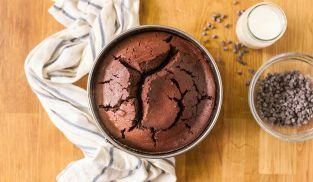 sfornare il pan di spagna al cioccolato sfornare il pan di spagna al cioccolato