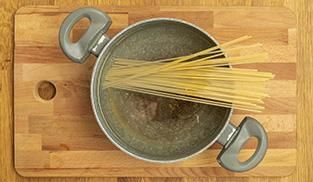 riempite una pentola d'acqua e cuocete la pasta 