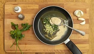 In una padella, versate l’olio extra vergine d’olia, il prezzemolo e il pangrattato