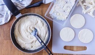 unire al composto il gorgonzola, il Bel Paese e il Galbanino unire al composto il gorgonzola, il Bel Paese e il Galbanino