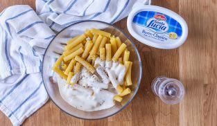 cospargere la pasta con il pepe, il burro e la salsa cospargere la pasta con il pepe, il burro e la salsa