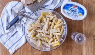 cospargere la pasta ai quattro formaggi con il parmigiano grattugiato cospargere la pasta ai quattro formaggi con il parmigiano grattugiato