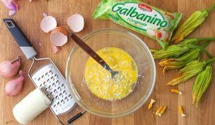 lavorare in una ciotola le uova e il Galbanino lavorare in una ciotola le uova e il Galbanino