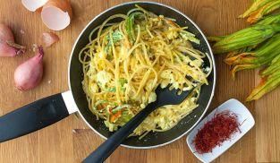 saltare n padella la pasta con i fiori di zucca saltare n padella la pasta con i fiori di zucca