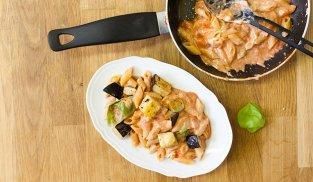 decorare la pasta alla norma con foglie di basilico decorare la pasta alla norma con foglie di basilico
