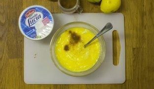 lavorare le uova con lo zucchero e la ricotta lavorare le uova con lo zucchero e la ricotta