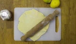 stendere la pasta con il mattarello stendere la pasta con il mattarello
