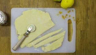 ricavare delle strisce di pasta ricavare delle strisce di pasta