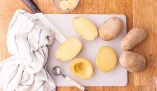 tagliare a metà e scavate la polpa delle patate tagliare a metà e scavate la polpa delle patate