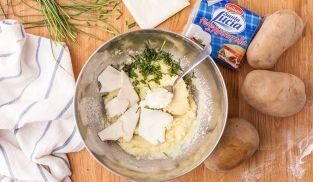 unire la polpa delle patate con burro, erba cipollina e mozzarella unire la polpa delle patate con burro, erba cipollina e mozzarella