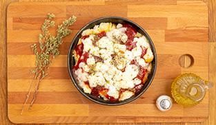 Gustate la pizza di pane ben calda 