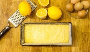 versare nello stampo da plumcake il composto versare nello stampo da plumcake il composto