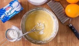 aggiungere al composto la farina e lo yogurt aggiungere al composto la farina e lo yogurt