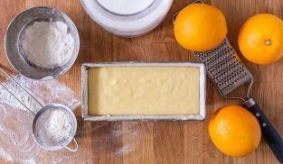 versare il composto in uno stampo da plumcake versare il composto in uno stampo da plumcake