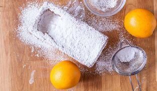 cospargere il plumcake allo yogurt con lo zucchero a velo cospargere il plumcake allo yogurt con lo zucchero a velo