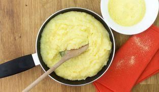 far cuocere la polenta in una padella far cuocere la polenta in una padella