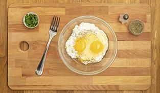 in una ciotola mettete ricotta, sale, pepe,prezzemolo, l'uovo intero e il tuorlo. in una ciotola mettete ricotta, sale, pepe,prezzemolo, l'uovo intero e il tuorlo.