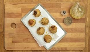 sistemate le polpette in una teglia foderata di carta sistemate le polpette in una teglia foderata di carta