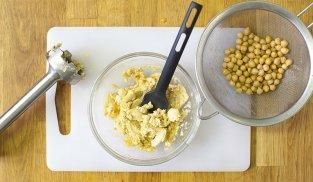 schiacciare i ceci con il mixer schiacciare i ceci con il mixer